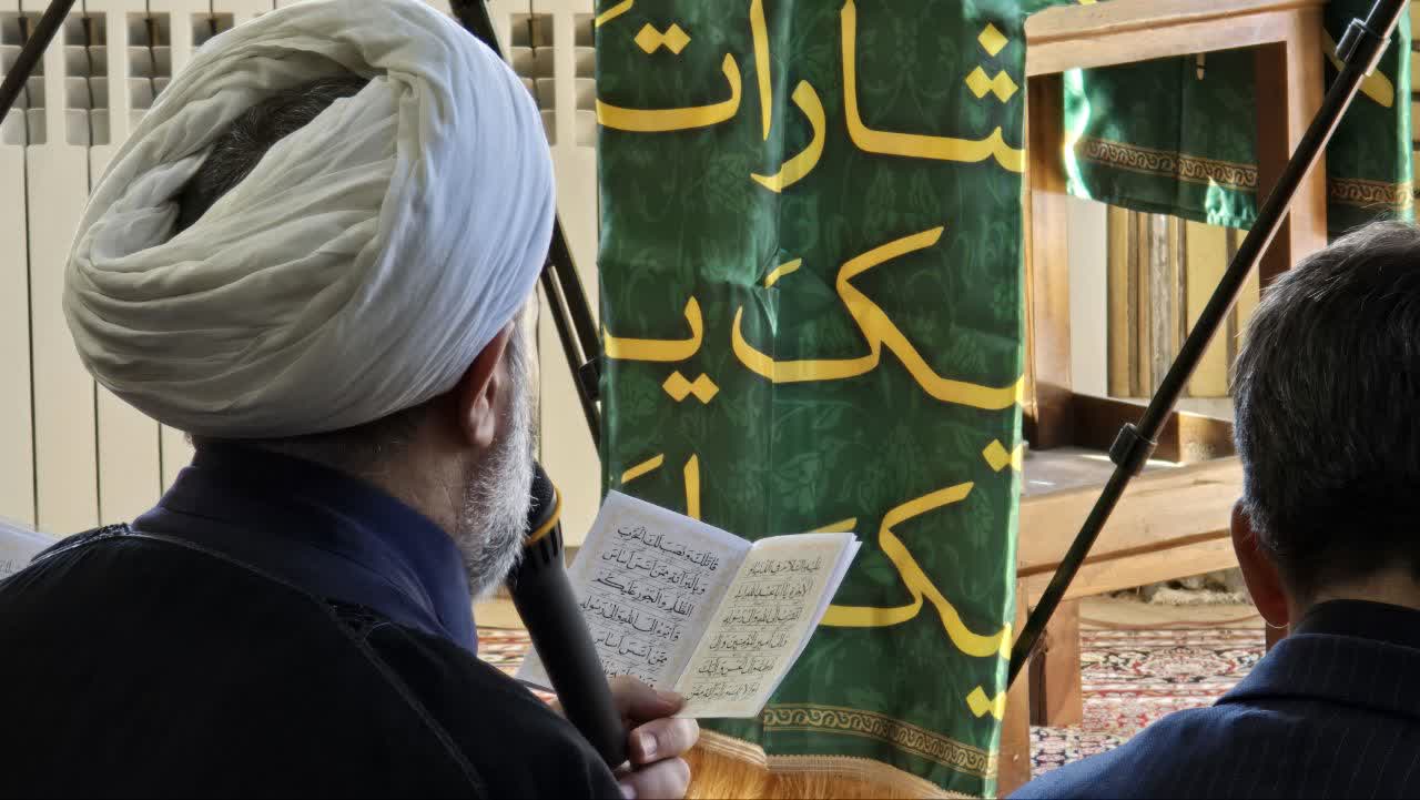 قرائت زیارت عاشورا همزمان با نخستین روز ماه محرم در فرمانداری ماکو
