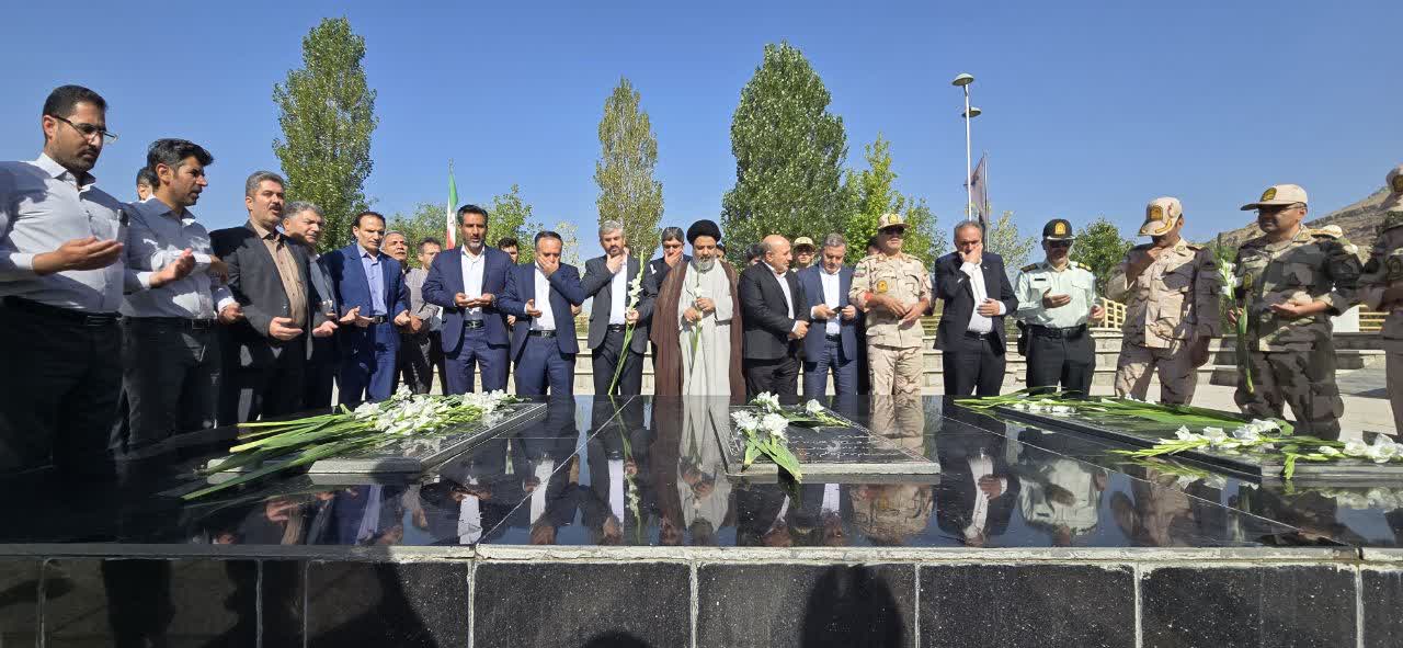 مزار شهدای گمنام ماکو همزمان با هفته دولت غبار روبی و عطرافشانی شد.