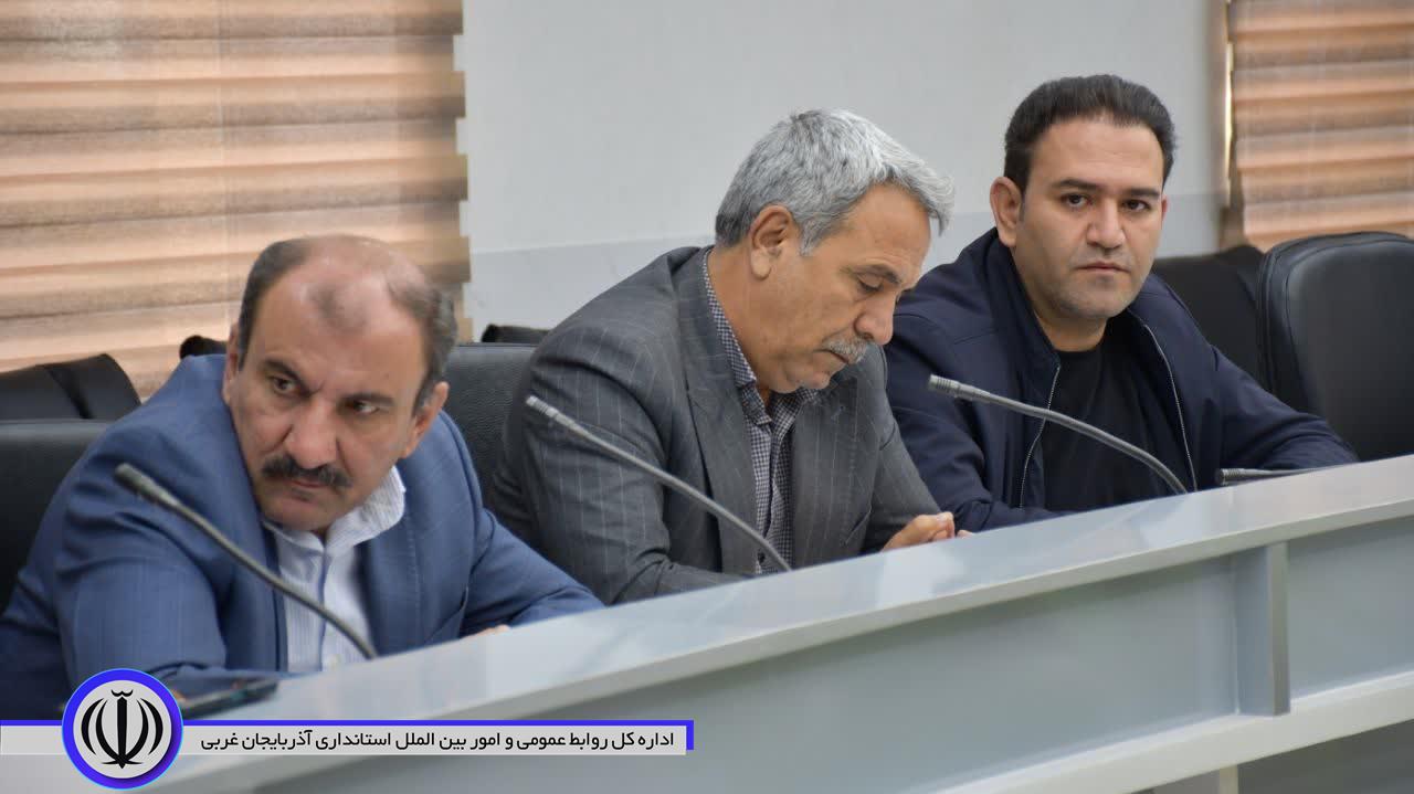 لزوم حذف واسطهها و ساماندهی بازار نان و میوه در ماکو