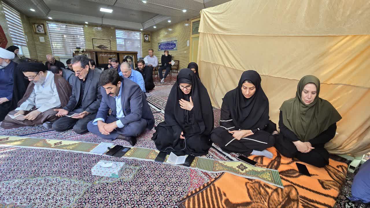 قرائت زیارت عاشورا همزمان با نخستین روز ماه محرم در فرمانداری ماکو