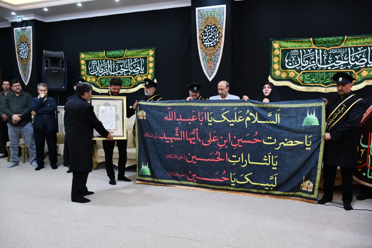 در آستانه پیشواز از ماه محرم؛ حضور خادمان مسجد مقدس جمکران و حاملان پرچمهای متبرک اعتاب مقدسه در ماکو