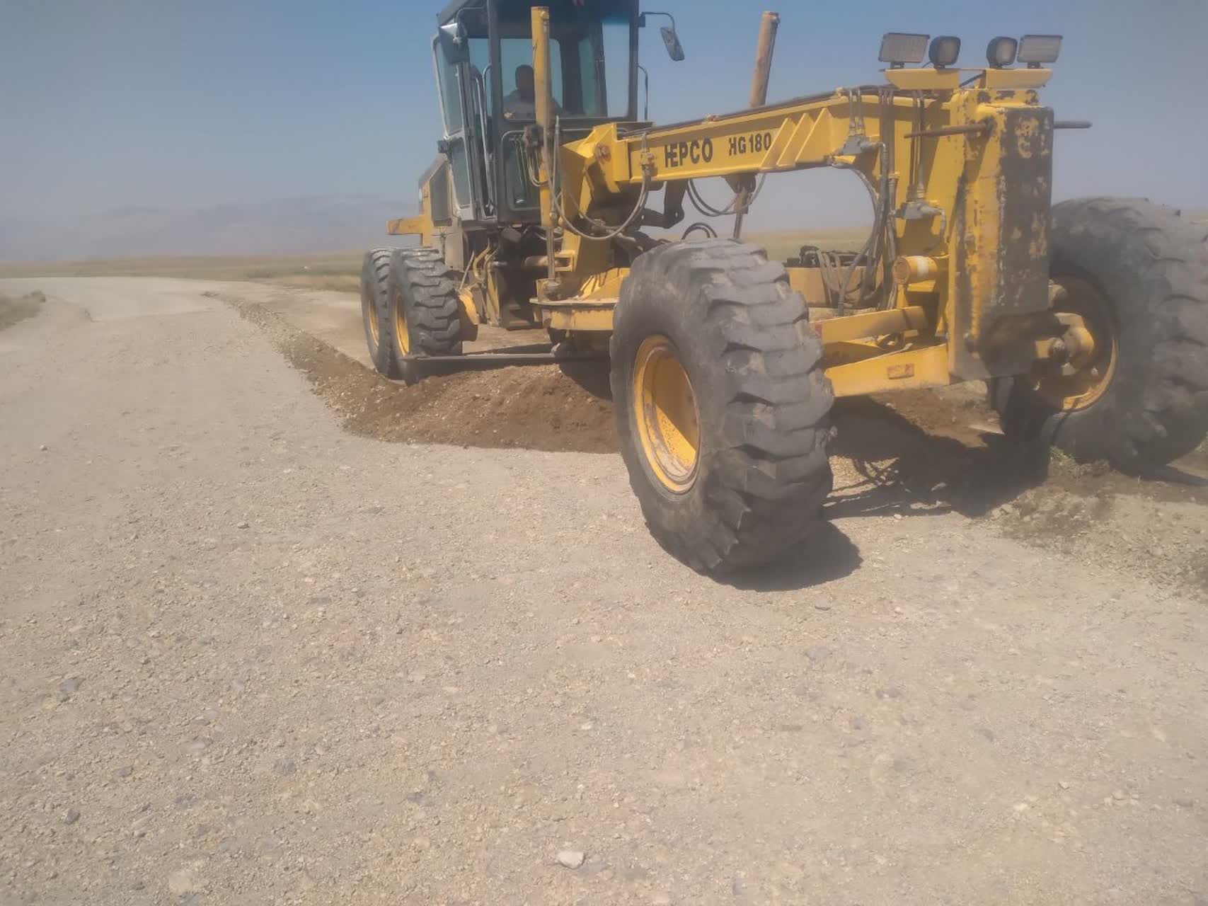 پاکسازی ورسوب برداری محور قوریشکاک وداخل روستا توسط اکیپ راهداری وحمل ونقل جاده ای ماکو
