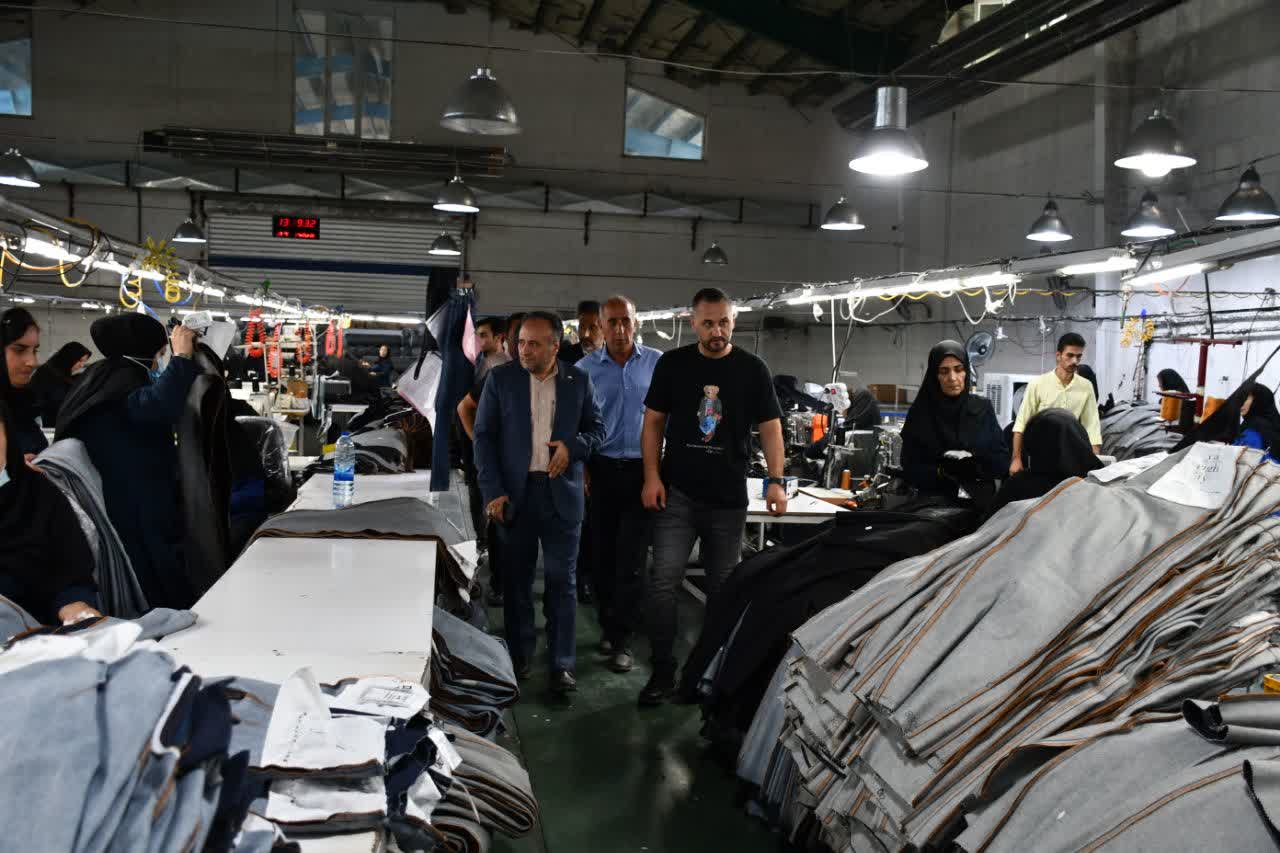 بازدید سرپرست فرمانداری ماکو از کارخانه پوشاک برسام پس از وقوع حریق در بخش انباری
