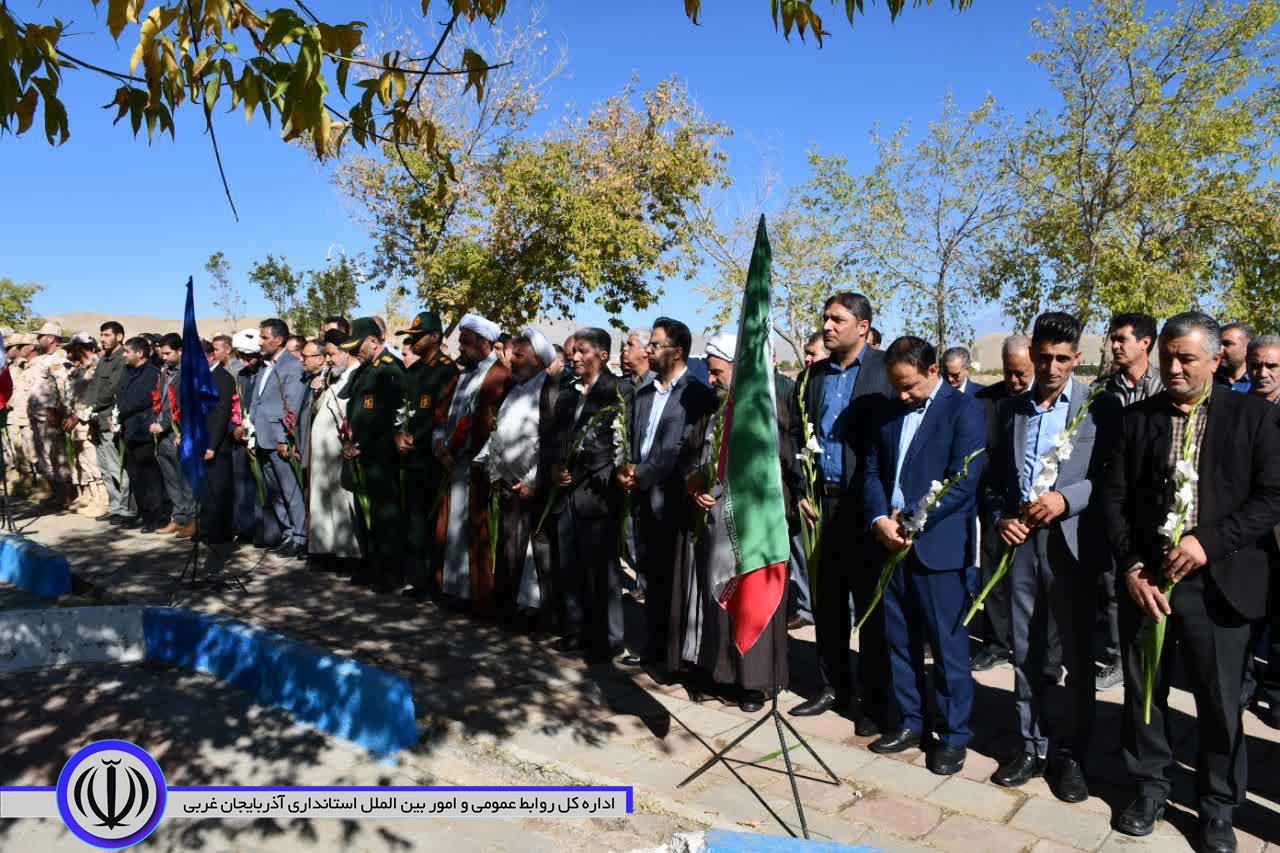 غبارروبی مزار شهدا در ماکو همزمان با هفته دفاع مقدس