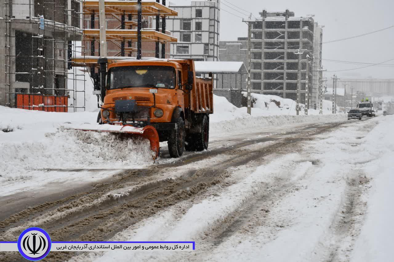 تلاش پرسنل شهرداری ماکو جهت بازگشایی معابر شهر و ماکو