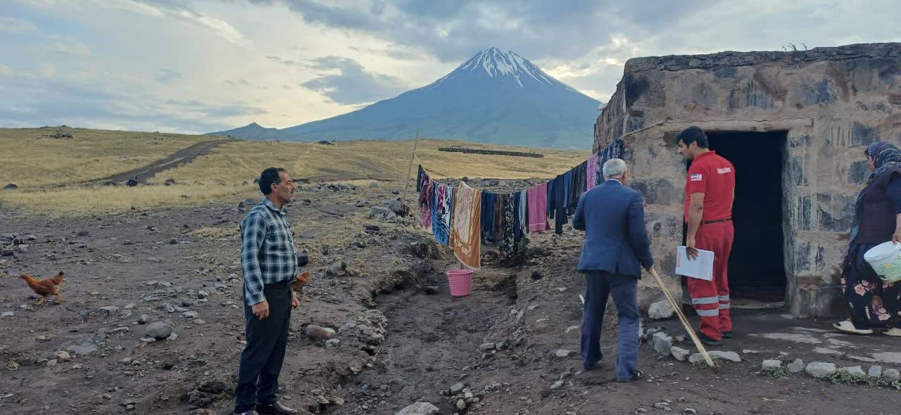 توزیع چادر، اقلام زیستی و تجهیزات اسکان موقت توسط نیروهای هلال‌احمر در میان خانوارهای خسارت‌دیده از سیل منطقه بورالان