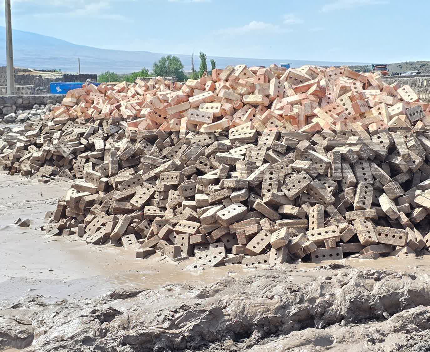 حضور میدانی فرماندار ماکو و مدیران استانی و شهرستانی در مناطق سیلزده بورالان؛ تداوم ارزیابی خسارات و پیگیری روند امدادرسانی