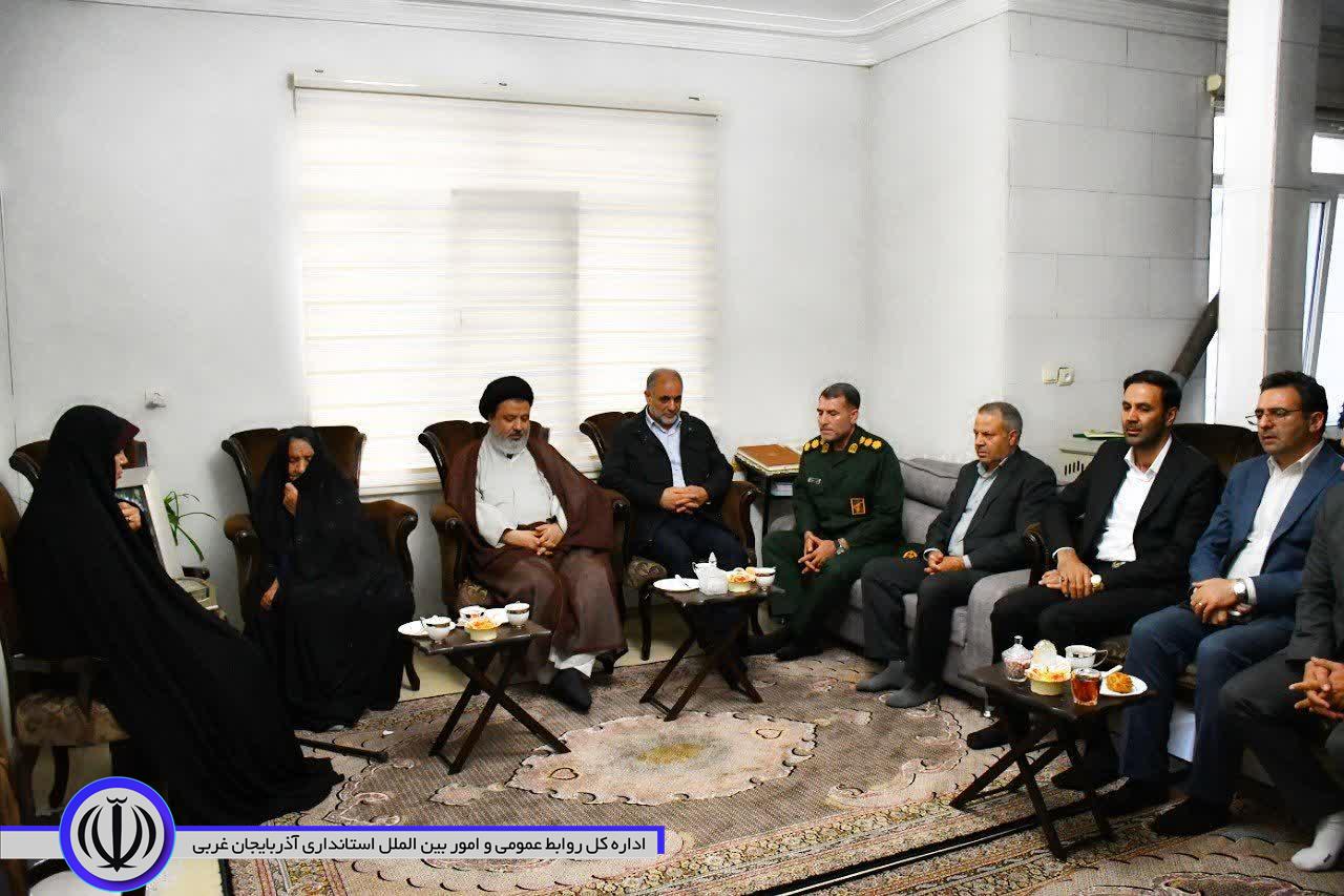 تجلیل از مقام صبر و استقامت مادر شهید اباذر عبدالهنژاد در شهرستان ماکو