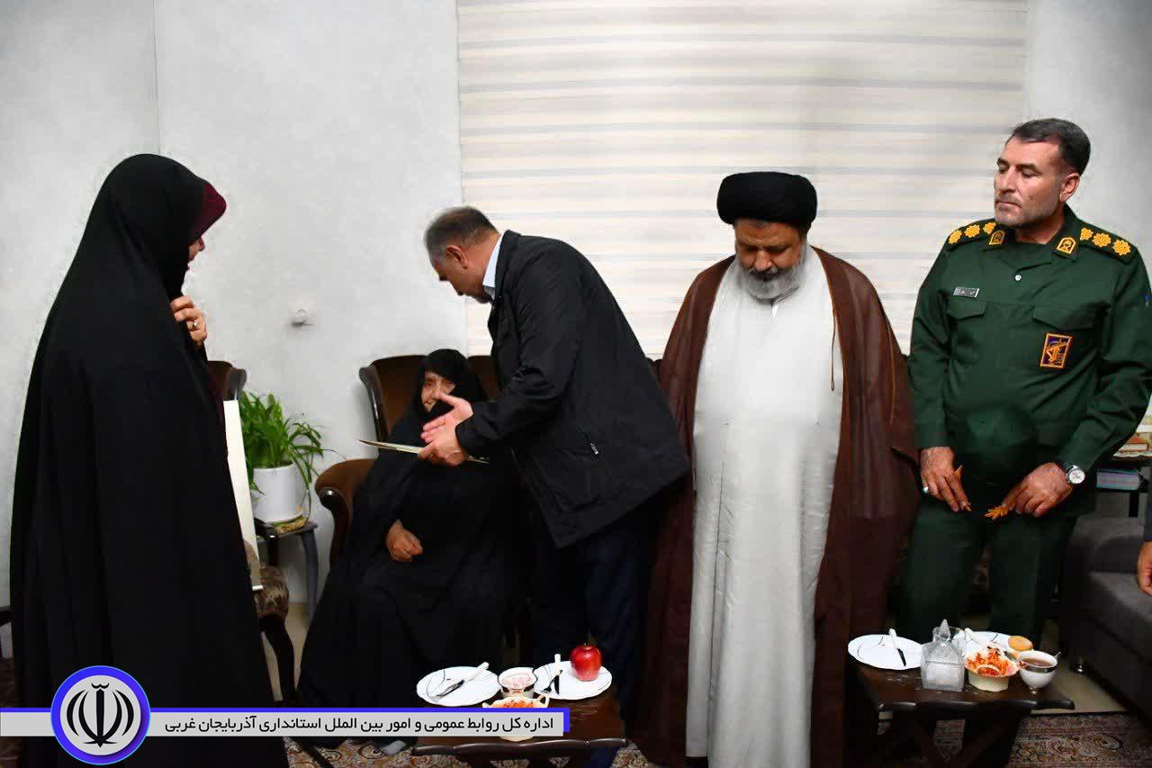 تجلیل از مقام صبر و استقامت مادر شهید اباذر عبدالهنژاد در شهرستان ماکو