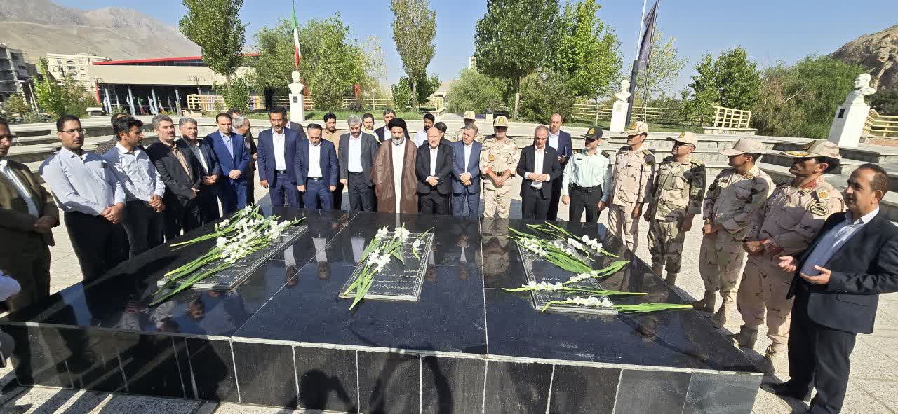 مزار شهدای گمنام ماکو همزمان با هفته دولت غبار روبی و عطرافشانی شد.