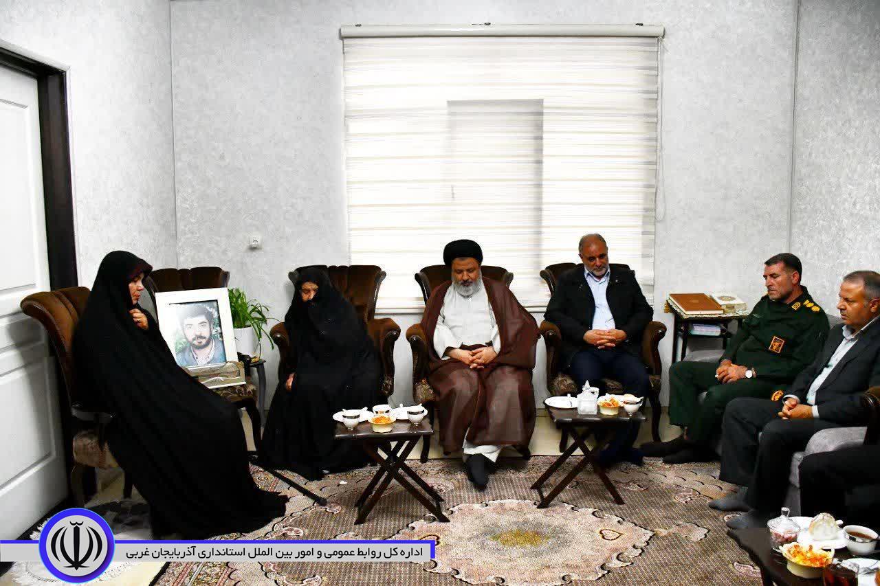 تجلیل از مقام صبر و استقامت مادر شهید اباذر عبدالهنژاد در شهرستان ماکو