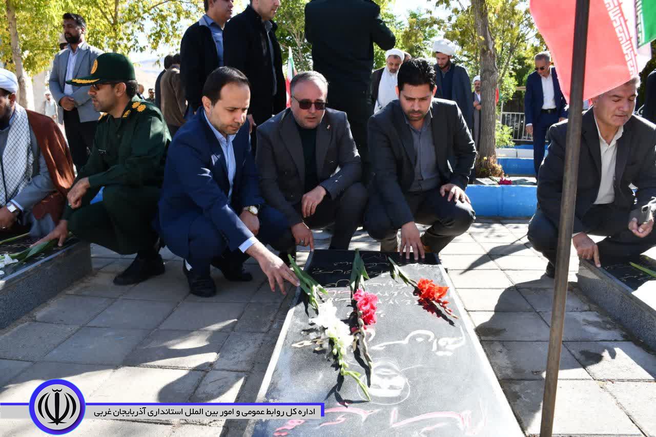 غبارروبی مزار شهدا در ماکو همزمان با هفته دفاع مقدس