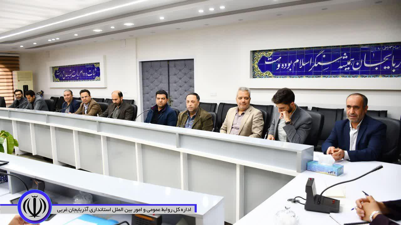 لزوم حذف واسطهها و ساماندهی بازار نان و میوه در ماکو