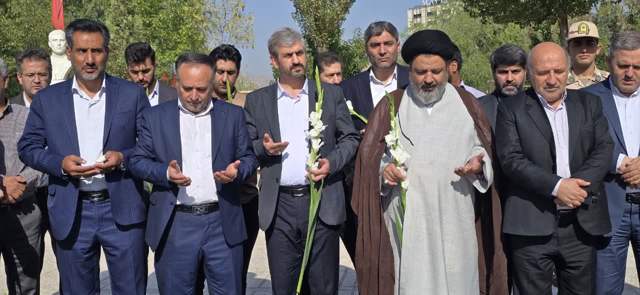 مزار شهدای گمنام ماکو همزمان با هفته دولت غبار روبی و عطرافشانی شد.