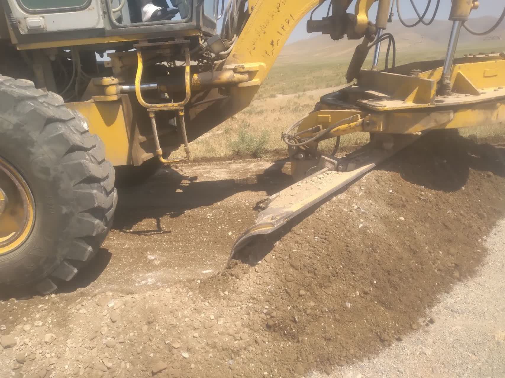 پاکسازی ورسوب برداری محور قوریشکاک وداخل روستا توسط اکیپ راهداری وحمل ونقل جاده ای ماکو