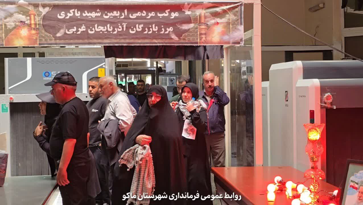 ورود زائران ترکیهای برای شرکت در مراسم تشییع رهبر شهید از مرز بازرگان