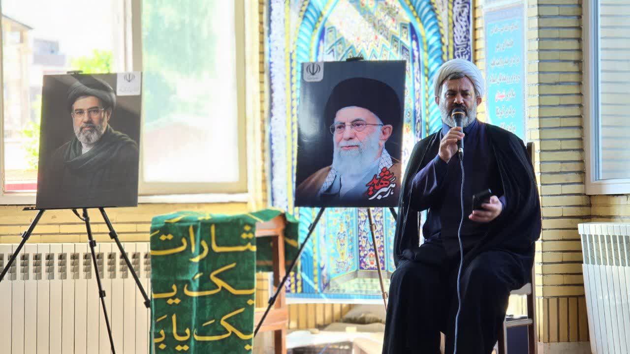 قرائت زیارت عاشورا همزمان با نخستین روز ماه محرم در فرمانداری ماکو
