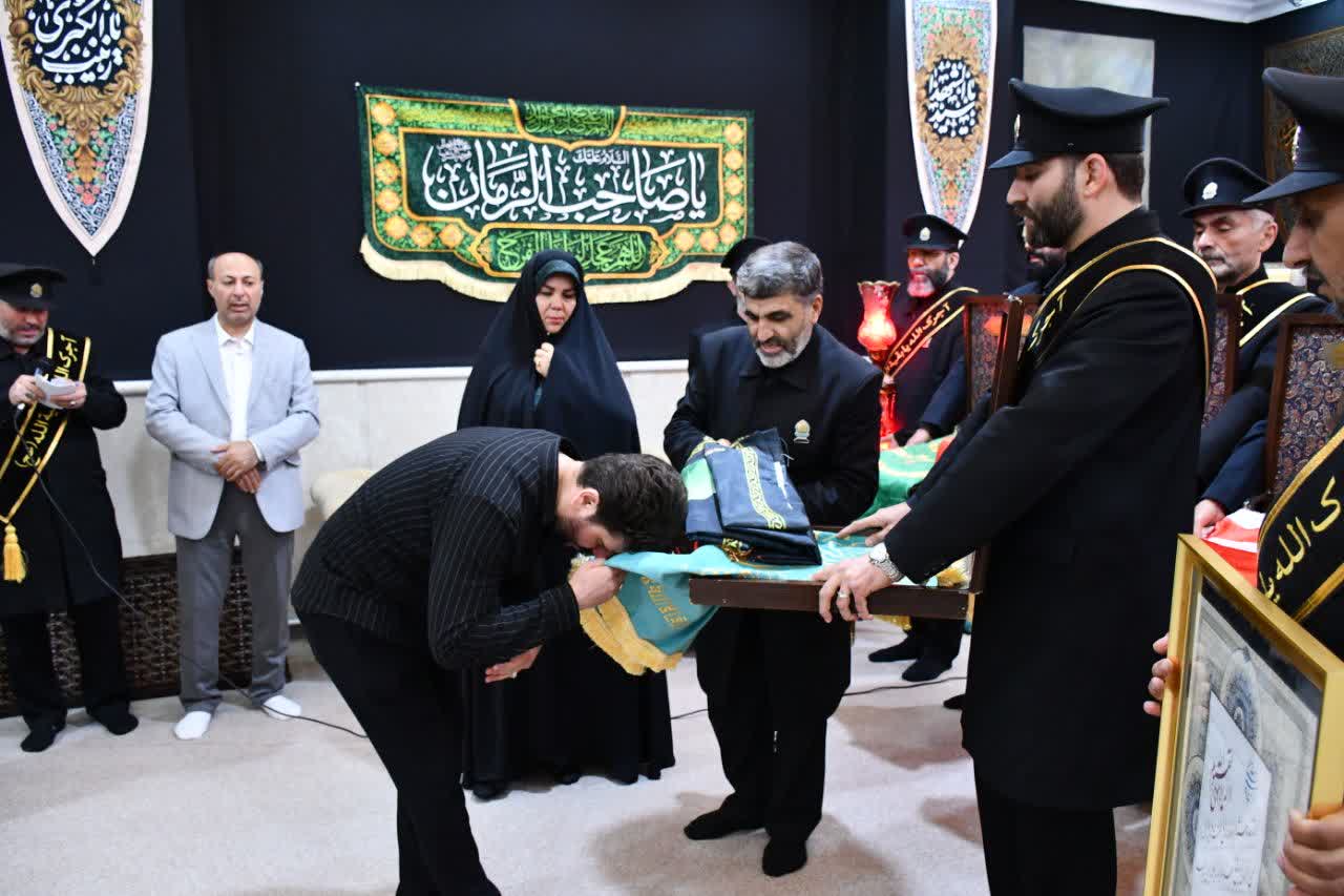 در آستانه پیشواز از ماه محرم؛ حضور خادمان مسجد مقدس جمکران و حاملان پرچمهای متبرک اعتاب مقدسه در ماکو