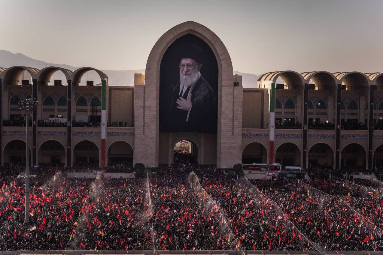 جلوه‌هایی از صحن اصلی مصلی امام خمینی(ره) تهران هنگام اقامه نماز بر پیکر‌های شهدای خانواده رهبر شهید انقلاب اسلامی