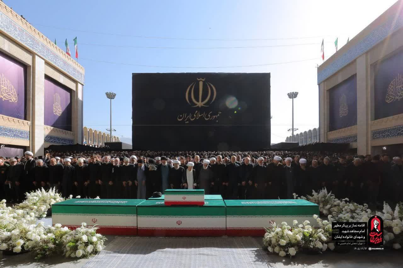 جلوه‌هایی از صحن اصلی مصلی امام خمینی(ره) تهران هنگام اقامه نماز بر پیکر‌های شهدای خانواده رهبر شهید انقلاب اسلامی