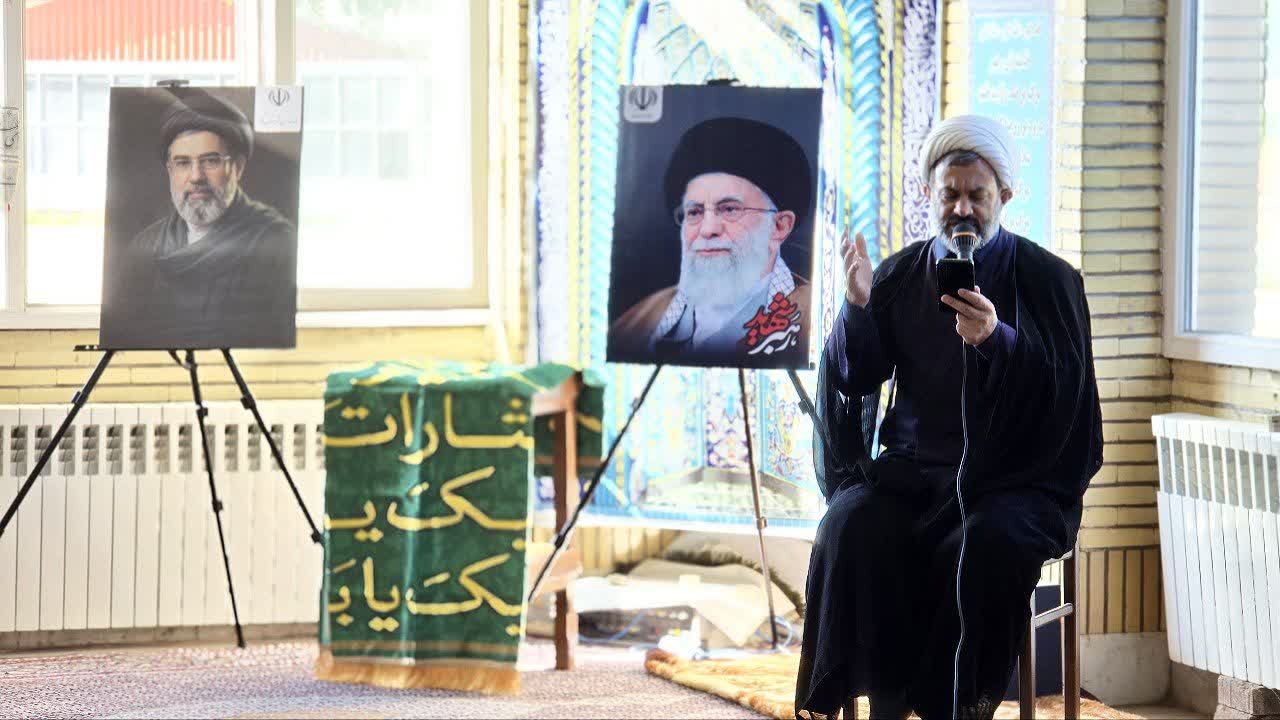 قرائت زیارت عاشورا همزمان با نخستین روز ماه محرم در فرمانداری ماکو