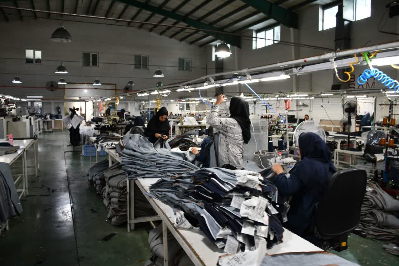 بازدید سرپرست فرمانداری ماکو از کارخانه پوشاک برسام پس از وقوع حریق در بخش انباری