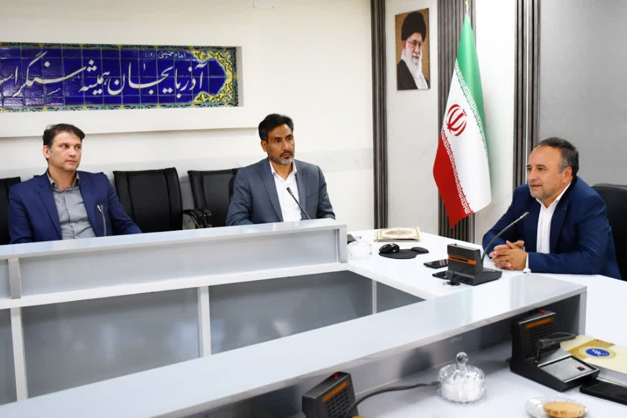 💢همنشینی سرپرست فرمانداری ماکو با همکاران مجموعه فرمانداری در پاسداشت روز کارمند و هفته دولت