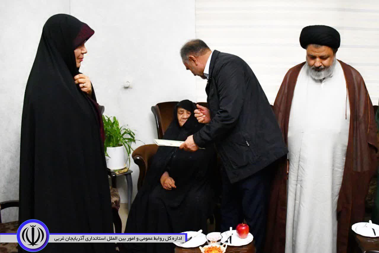 تجلیل از مقام صبر و استقامت مادر شهید اباذر عبدالهنژاد در شهرستان ماکو