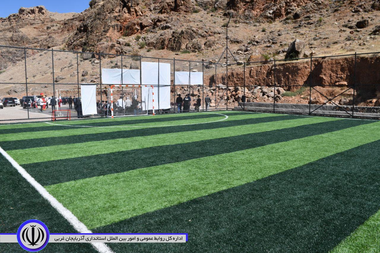 زمین چمن مصنوعی روستای قلعهجوق به بهره برداری رسید.