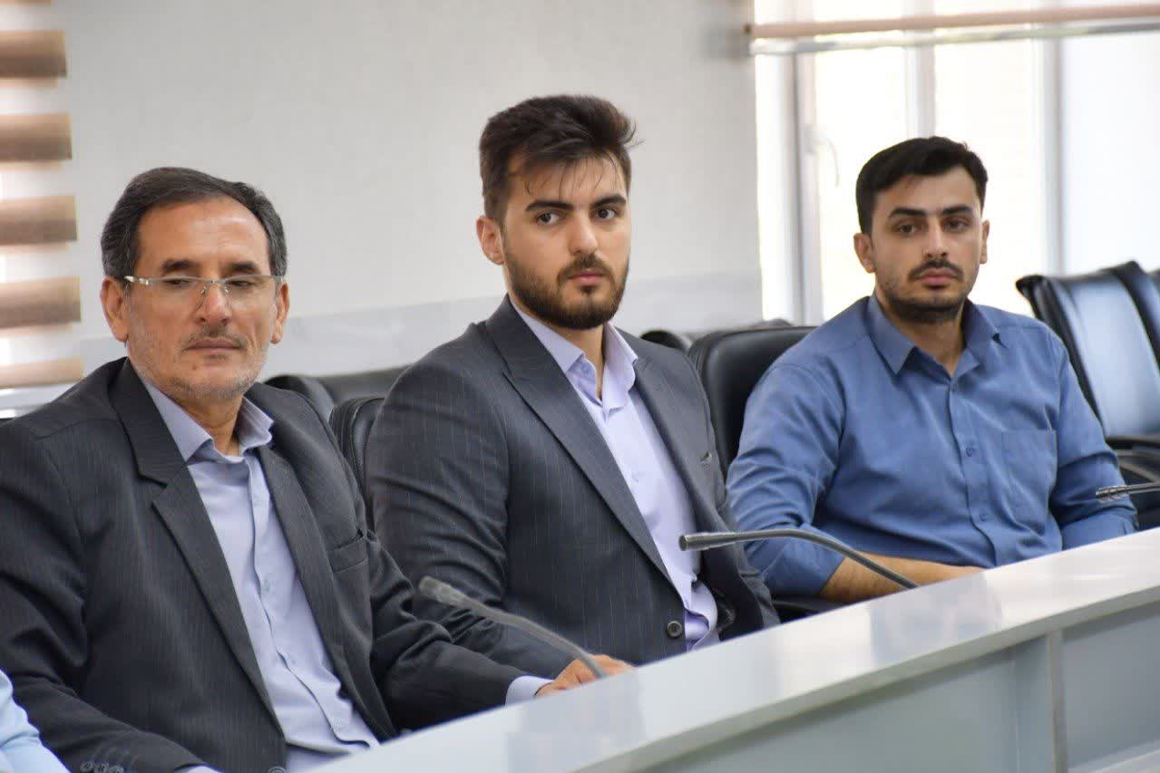 💢همنشینی سرپرست فرمانداری ماکو با همکاران مجموعه فرمانداری در پاسداشت روز کارمند و هفته دولت