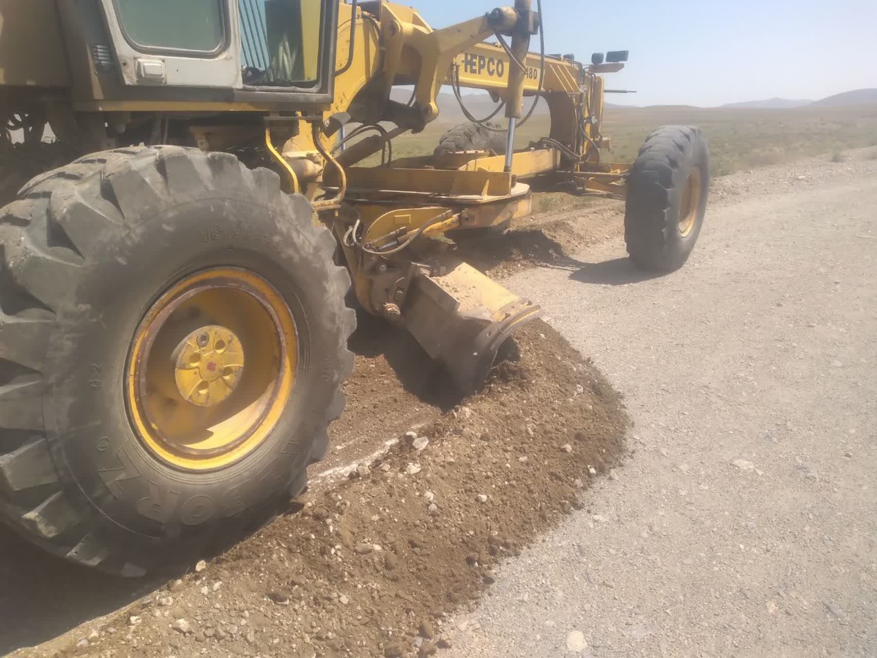 پاکسازی ورسوب برداری محور قوریشکاک وداخل روستا توسط اکیپ راهداری وحمل ونقل جاده ای ماکو
