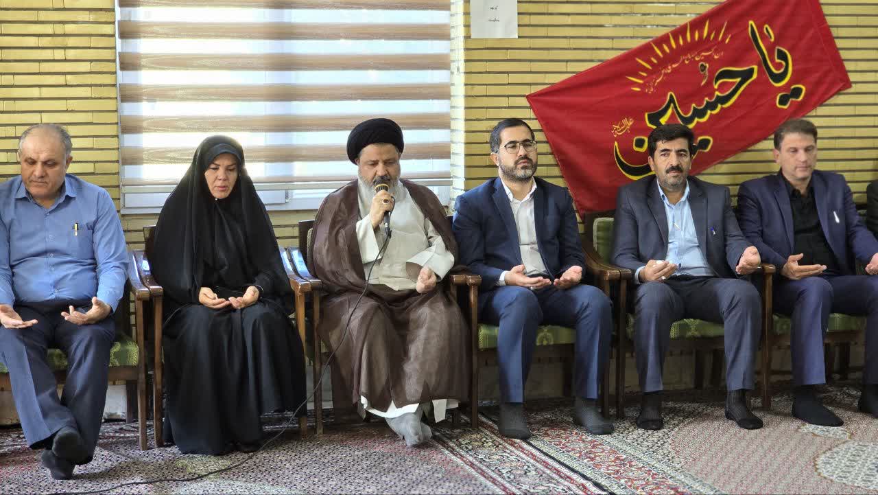 قرائت زیارت عاشورا همزمان با نخستین روز ماه محرم در فرمانداری ماکو