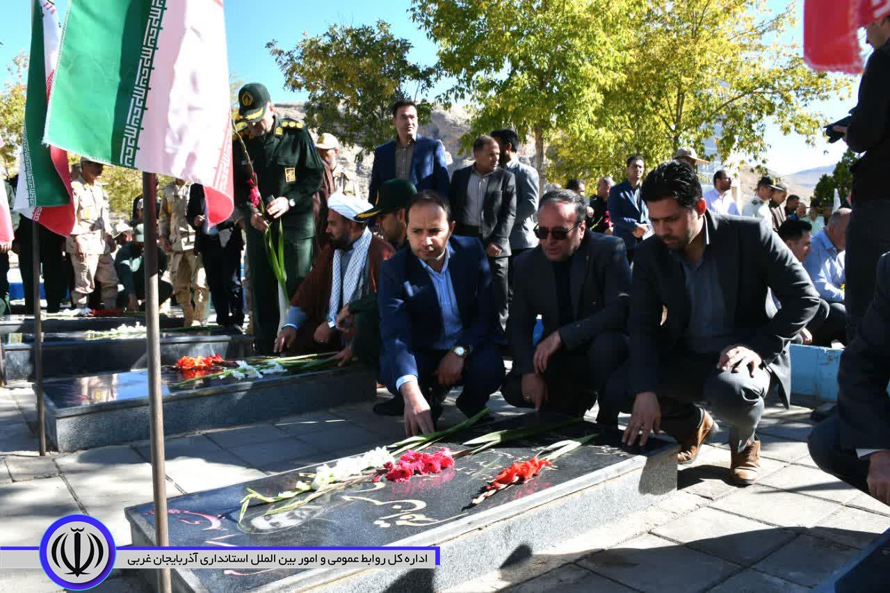 غبارروبی مزار شهدا در ماکو همزمان با هفته دفاع مقدس