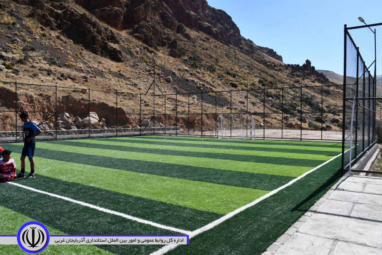 زمین چمن مصنوعی روستای قلعهجوق به بهره برداری رسید.