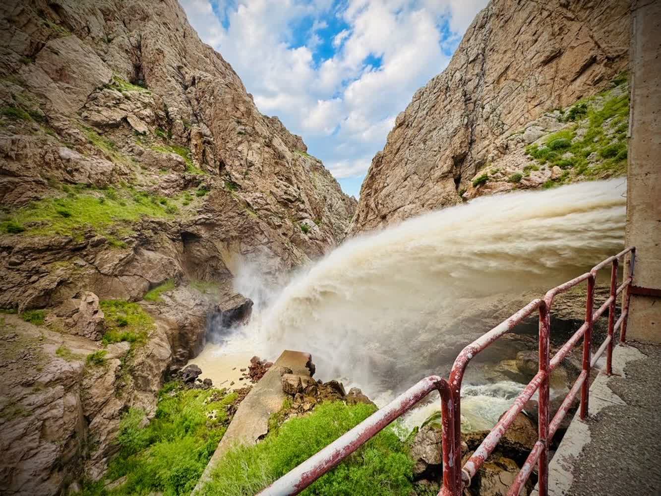مانور حیاتی و حساس در سد ماکو؛ آغاز عملیات تخلیه رسوب